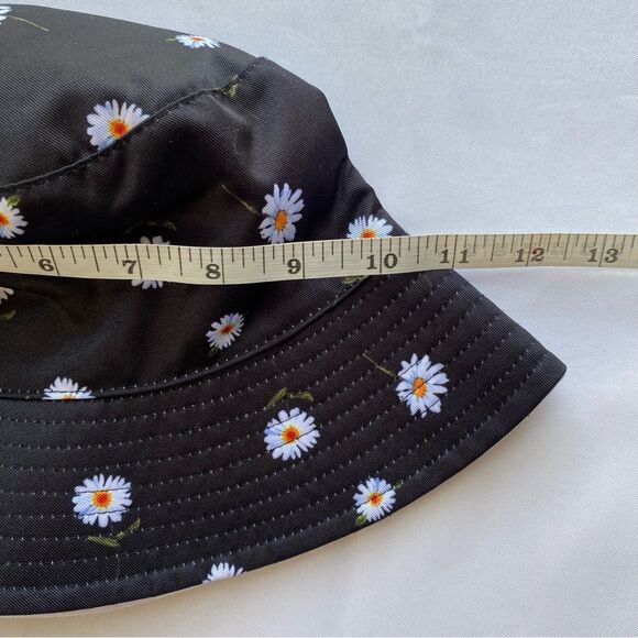 Alice + Olivia Daisy Print & Solid White Reversible Bucket Hat - Picture 11 of 12